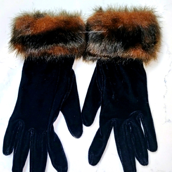 Women's black faux fur and faux velvet gloves - Picture 1 of 5